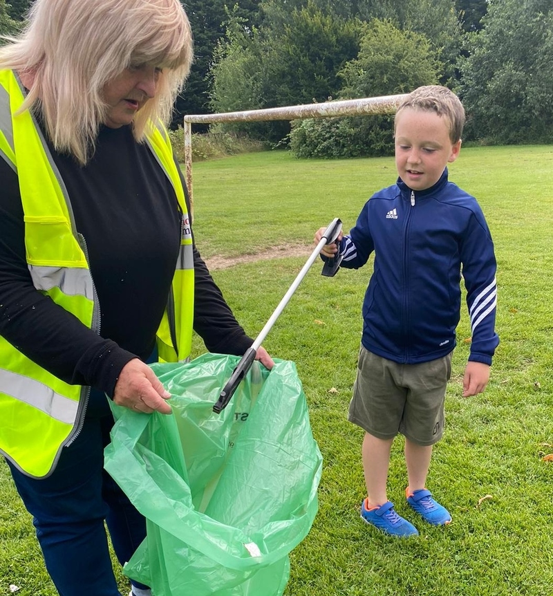 Children and staff from Rosedene cleaning up Preston Park 