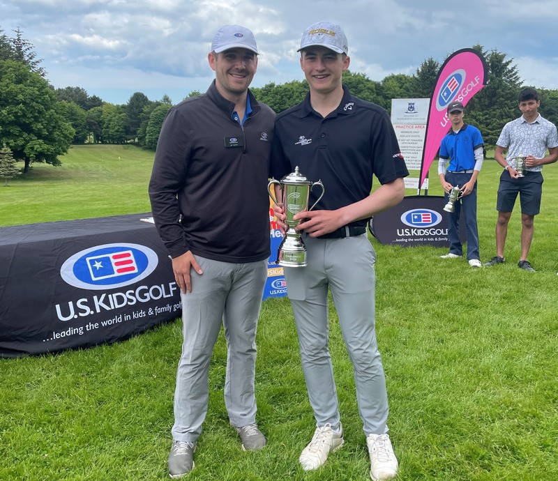 Jay Scott from US Kids Golf presenting the trophy to Ben Cordwell-Smith