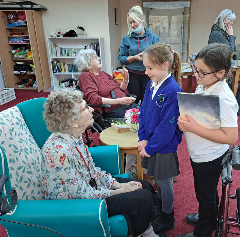 PRIMARY SCHOOL CHILDREN RESUME PRE COVID TRADITION WITH NORTH YORKSHIRE CARE HOME VISIT 