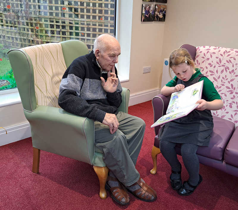 PRIMARY SCHOOL CHILDREN RESUME PRE COVID TRADITION WITH NORTH YORKSHIRE CARE HOME VISIT 