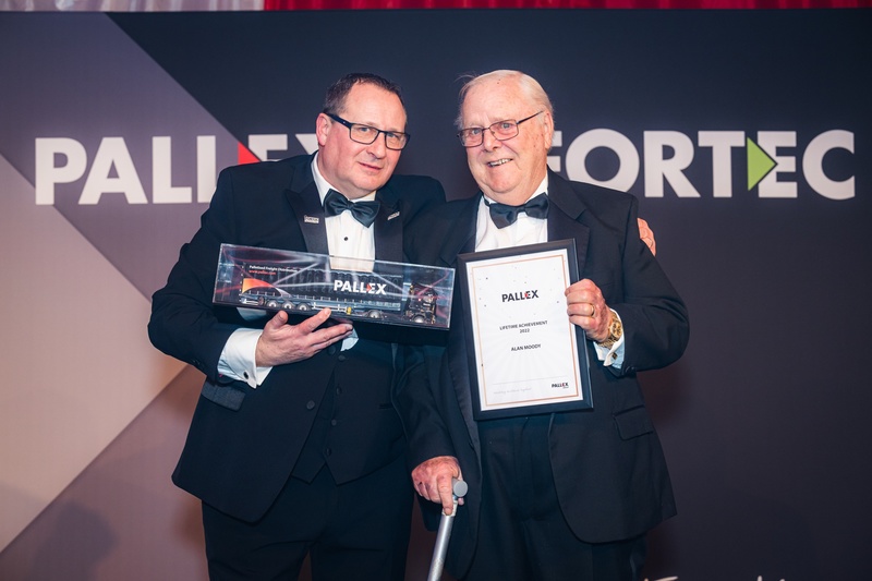 (L-R): Kevin Buchanan, Group CEO of Pall-Ex, presents Alan Moody with his lifetime achievement award
