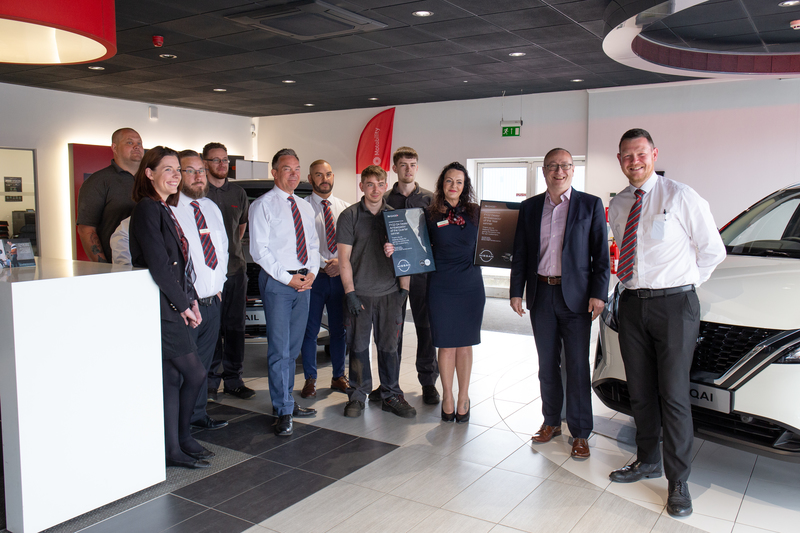 Melanie Hayes with her colleagues, plus Chris Marsh, Nissan GB Aftersales Director, second right; and James Ashley, General Manager at Bristol Street Motors Ilkeston Nissan, right.