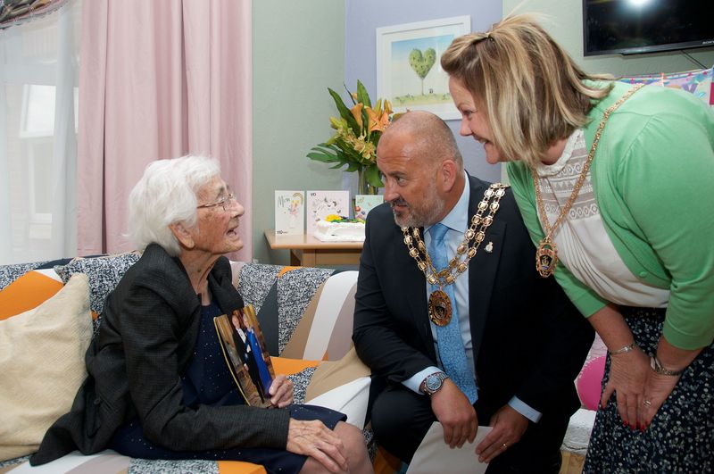 Annie receives well wishes from the Mayor and Mayoress
