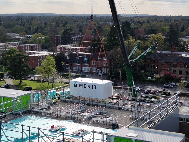 A 500T crane was used to lift the 30 tonne AHU PODs and the 35 tonne Substation PODs onto the hospital roof